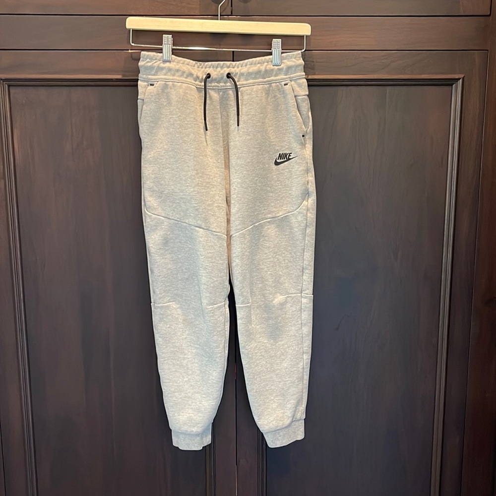 Nike boys jogger sweatpants. Size Youth Large. Gray color